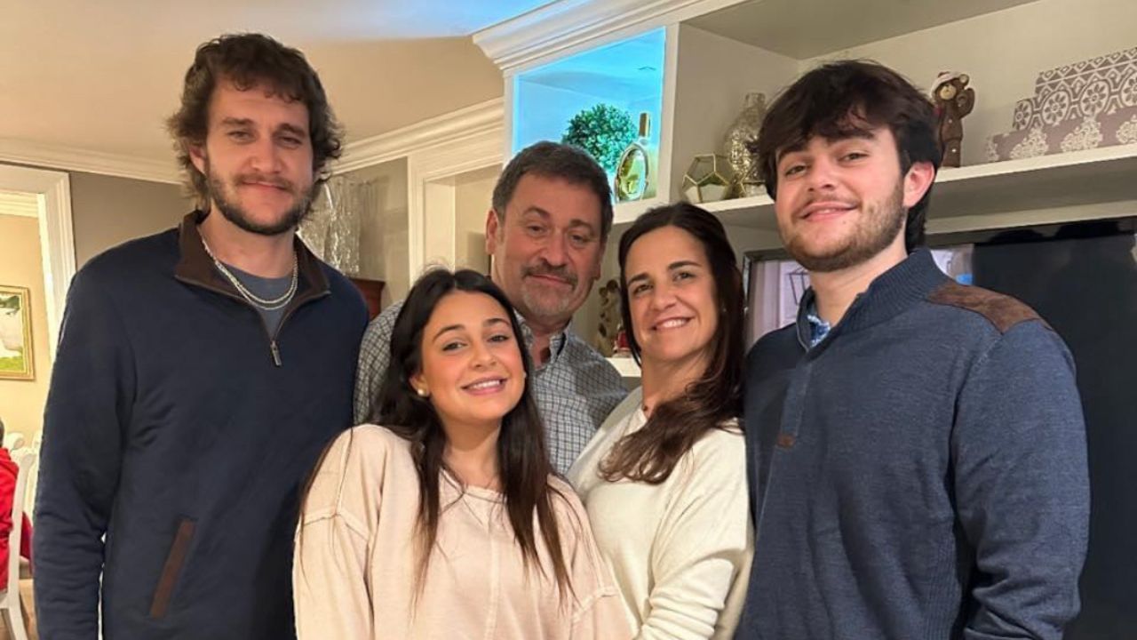 Photo of Lonn Elzey and his family, including his wife and all three children.