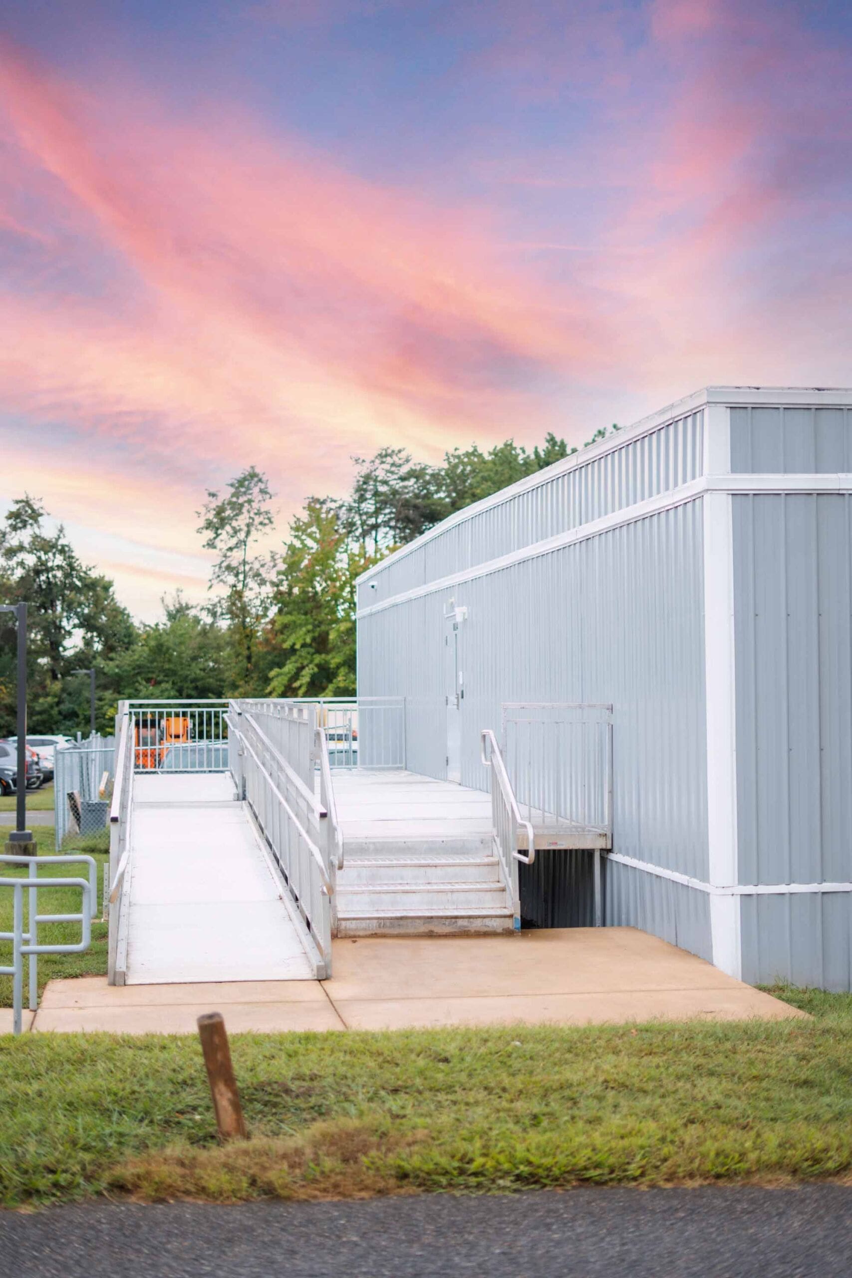 A picture of a modular building sitting on a school campus in Virginia.