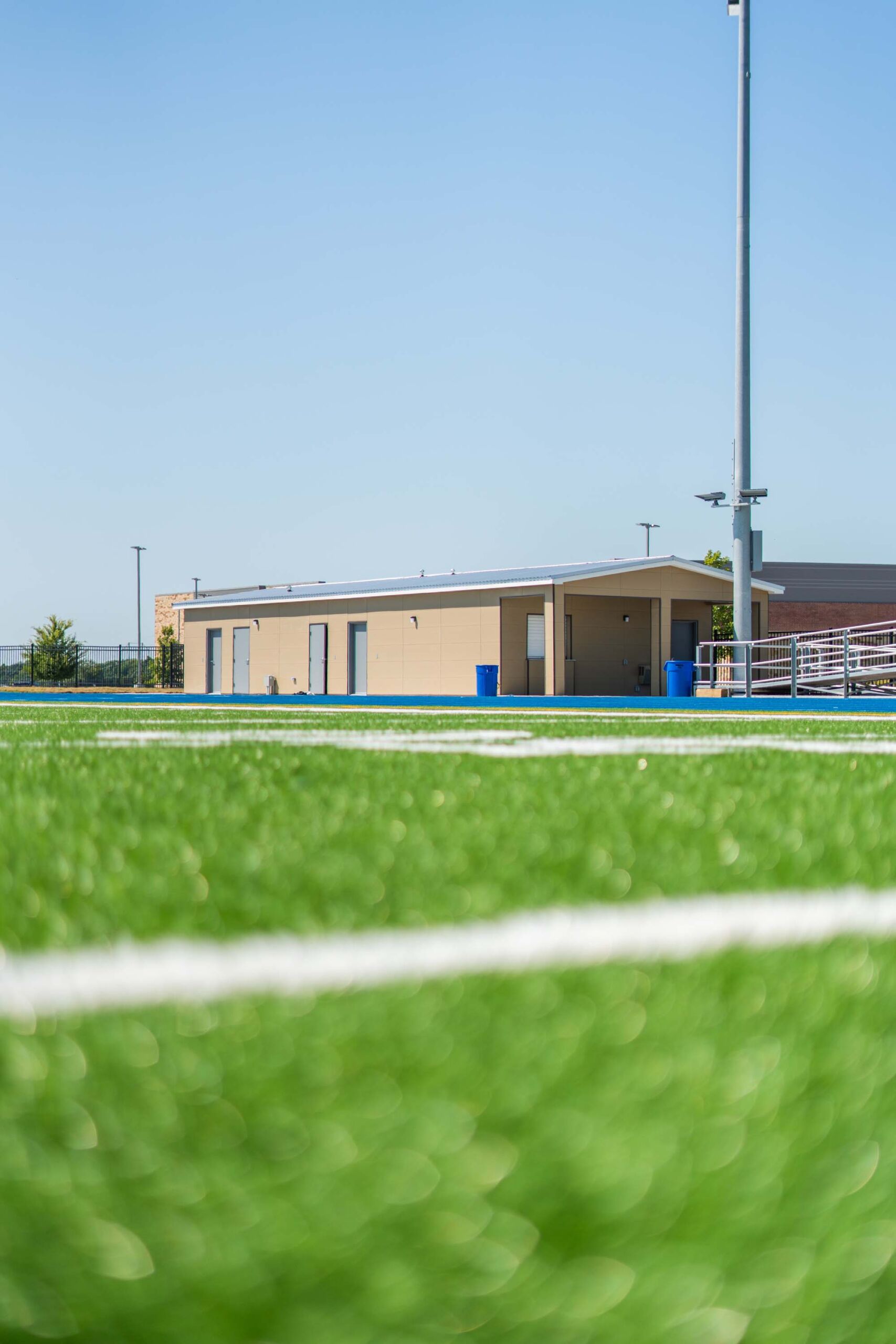 Modern Portable Classrooms in Texas – Concession Stand Field View Exterior view of a modern portable concession building near a school football field in Texas.